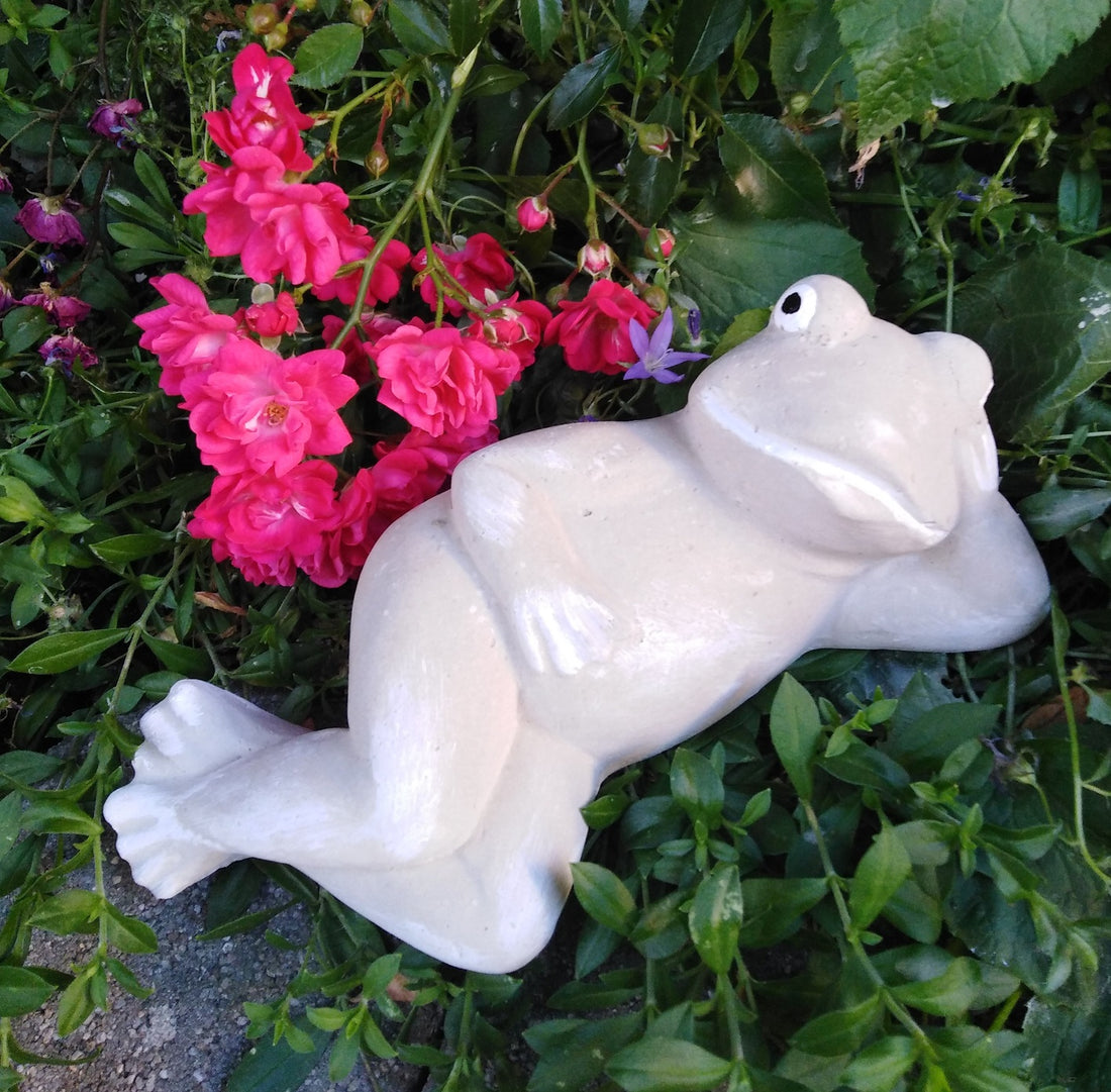 Frosch Gartenfigur Figur Steinguss Gartendekoration liegend